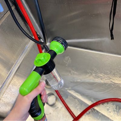 Shampoopistooli, jossa on liipasin sekä useita asetuksia