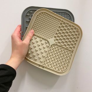 Kuvassa on kaksi silikonista lickimat -nuolumattoa joihin voi laittaa koiran märkäruokaa